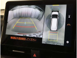 パノラミックビューモニター付きです。車両を上から見たような映像をディスプレイオーディオ画面に表示。運転席からの目視だけでは見にくい、車両周辺の状況をリアルタイムでしっかり確認できます。