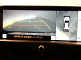 パノラミックビューモニターを装備。クルマを真上から見るように周囲を確認できます。