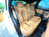 後部座席も気になるようなキズ・汚れやへたり等、大きなダメージはなく、良好な状態です。