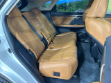 後部座席も気になるようなキズ・汚れやへたり等、大きなダメージはなく、良好な状態です。