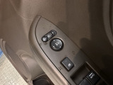 狭い駐車場で便利な電動格納ドアミラーが付いています。
