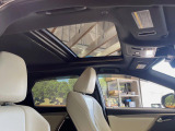 【大型サンルーフ】車内の解放感が一気に上がる大型のパノラマルーフ!季節を問わず開放的で快適なドライブをお楽しみいただけます。流通量も少なく希少価値の高い人気の装備です♪