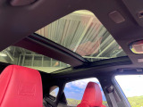【大型サンルーフ】車内の解放感が一気に上がる大型のパノラマルーフ!季節を問わず開放的で快適なドライブをお楽しみいただけます。流通量も少なく希少価値の高い人気の装備です♪
