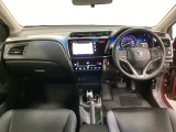 車内は光触媒抗菌消臭施工済です。スタイリッシュなデザインでスポーティなインパネ周りを演出します。グローブボックスやカップホルダーのほかにトレーなどたくさんの収納スペースが付いています。