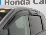 車内の空気の入れ替えだけでなく、雨天時の雨の入り込みや紫外線防止にも役立つドアバイザー装着済みです。