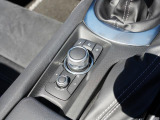 マツダコネクトを操作するコマンダーコントロールです。運転中に自然と手の触れる位置に配置されています。