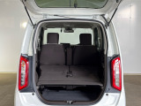 後部座席を前方に倒せば、大きなお荷物も手軽に積み込めます。