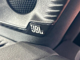 【JBLサウンドシステム】メーカーオプションの高品位サウンドシステムを搭載。専用のチューニングが施された大小様々なスピーカーから良質なサウンドが奏でられ、臨場感あふれる音響空間を演出します。