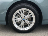 BMW純正17インチホイール。洗練されたデザインで、足元の個性を引き立てます。