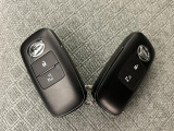 スマートキーを装備しています☆カギをカバンやポケットに入れて頂いた状態でドアロックの開閉やエンジンスタートをして頂けますよ!とても便利な装備です!