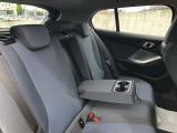 後席も使用感はさほど感じず、運転席・助手席同様に清潔感があります。後席シートもしっかりと作り込まれていますので、座り心地も悪くありません。是非、実車にてご確認下さい。
