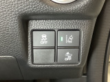 Hondaセンシング用の、VSA(ABS+TCS+横滑り抑制)解除と路外逸脱抑制機能のオンオフスイッチなどはハンドルの右側に装備しています。