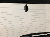 後方にもドライブレコーダーのカメラが付いています。前後両方でお車の周りを監視・記録いたします。