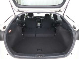 【トランクルーム】荷室の広さも十分です!シートアレンジでシートを畳めば長い荷物だって積めますね。シートアレンジの操作方法など、お気軽にご相談下さい。