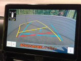 【バックカメラ】駐車時に後方がリアルタイム映像で確認できます。大型商業施設や立体駐車場での駐車時や、夜間のバック時に大活躍!運転スキルに関わらず、今や必須となった装備のひとつです!