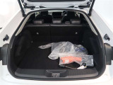 開口部の広いラゲージスペースは、ゴルフバックなどの荷物もラクラク積み込めます。