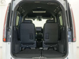3列目シートを床下収納すると、フラットなラゲッジスペースになります。