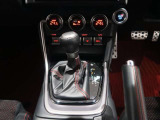 シフトレバーはフロアシフトで6速ATです。