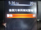 後側方車両検知警報機能は車線変更時、隣車線に車両がいる場合、警報とともにメーター内の表示とAピラーの表示灯が点滅し、ドライバーに注意を促します。