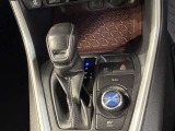 シフトレバーはフロアに配置されています。