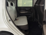 後部座席は足元が広いので、ドライブ中も快適にお過ごしいただけます。