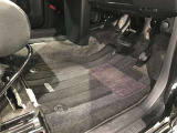 内装工程では、中古車を気持ちよくお乗りいただけるよう清掃しております。