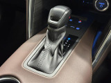 【フロアシフト】直感的な操作性や手に取りやすいレバー位置が特徴です。MTモードはエンジンブレーキやパワフルな加速を要する際など様々なケースで活躍。