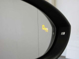 【ブラインドスポットモニター】はセンサーにより周囲の車を検知してドライバーに伝えてくれる予防安全装備のひとつ。車両後方の死角を走る車を検知します