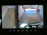ギアを『R』に入れた後、カメラボタンを押すと、運転席から見えない左側面をナビ画面にうつしてくれるので、幅寄せや縦列駐車がし易くなります。
