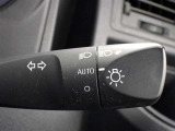 【オートライト】車外の明るさに応じて、自動的にライトの点灯・消灯をしてくれます。