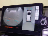 パノラミックビューモニターシステムが付いているので車の上から見た映像が確認できますよ。 一目で車両周辺の情報を確認できますが、直接安全をご確認下さい。