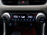 オートエアコンです。車内を設定温度に保ち、快適空間をキープします。