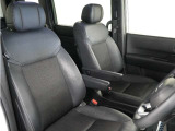 運転席のスペースはゆったりしていて、視界も広く確保されているので普段の運転からロングドライブまで快適です。