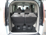 フル乗車時でも十分な荷室です。