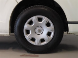 純正のスチールホイール+ホイールキャップ装着車です。