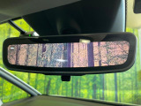 【アドバンスドルームミラー】後席の大きな荷物や同乗者で後方が確認しづらい時でも安心!カメラが撮影した車両後方の映像をルームミラー内に表示。クリアな視界で状況の確認が可能です!