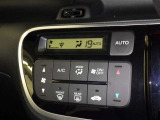 オートエアコン付きなので一度、気温を設定すれば自動的に過ごし易い温度に調整してくれますよ。 車内をいつでも快適空間にしてくれます。