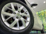 【純正アルミホイール】外観にマッチした純正アルミホイールを装着しております。各種社外アルミホイールや、スタッドレスタイヤも取扱いしております。是非ご相談ください♪