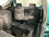 広々とした後部座席です♪気になるキズや汚れなどなく良好な状態です。