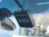 万が一の事故等やあおり運転等で被害にあっても記録を残せるドライブレコーダー。あるのとないのでは、心持安心感が違くなりますね。