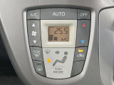 【オートエアコン】一度お好みの温度に設定すれば、車内の温度を検知し風量や温度を自動で調整。暑い&hellip;寒い&hellip;と何度もスイッチ操作をする必要はありません。快適な車内空間には必須の機能ですね♪