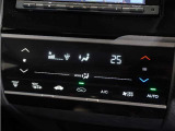 【オートエアコン】温度を設定すれば自動で快適な車内温度を保ちます。エアコン内部の高性能脱臭フィルターで車内のアレルゲンや花粉を除去。