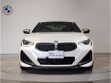 【BMWの伝統-1】BMWの特徴的な&ldquo;キドニーグリル&rdquo;は、80年以上続く伝統の形でございます。変わらないこだわりのデザインが、プレミアムブランド&ldquo;BMW&rdquo;を創り出します。