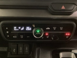 セレクトレバーの左上にプラズマクラスター付き・オートエアコンがついてますので簡単操作で快適に過ごせます。シートヒータースイッチ内蔵で前席の左右別々に2段階で温度設定ができます。