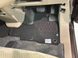 新品の純正フロアマット付きです。ドライブの際に気分良く乗って頂けます。