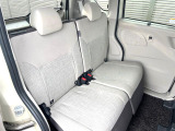 後部座席も気になるようなキズ・汚れやへたり等、大きなダメージはなく、良好な状態です。