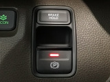 指先の操作でパーキングブレーキの「作動と解除」が行うことができる装備。ブレーキペダルから足を離しても停止し続けてくれるオートブレーキホールド機能。信号待ちなどの際には便利。ECO運転で低燃費走行♪