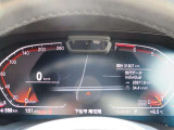 ◆インスツルメント・パネルのエレガントなデザインは、BMW特有の水平ラインで構成され、室内空間に端正な印象をもたらします。人間工学に基づいてレイアウトされた重要な操作系統は、直観的な操作が可能です◆
