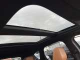 【大型サンルーフ】車内の解放感が一気に上がる大型のパノラマルーフ!季節を問わず開放的で快適なドライブをお楽しみいただけます。流通量も少なく希少価値の高い人気の装備です♪