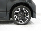 アルミホイールを装備、タイヤサイズは165/55R15です。